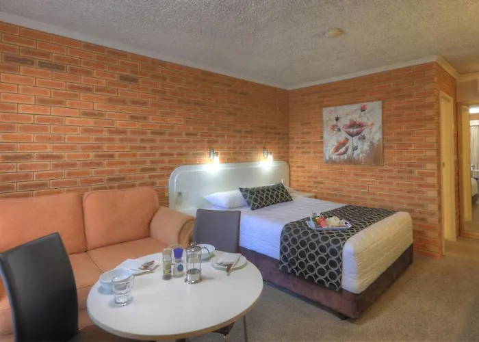 Cousins Motor Inn